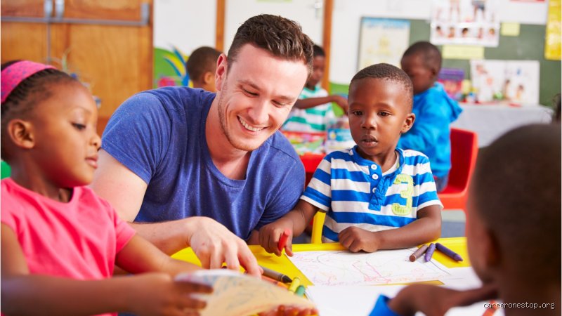 ¿Cómo se llaman los educadores de niños? Más allá del aula y las etiquetas tradicionales en la enseñanza infantil