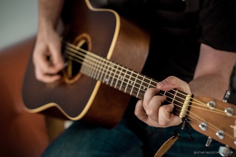 ¿Puedo aprender a tocar la guitarra en 2 meses?