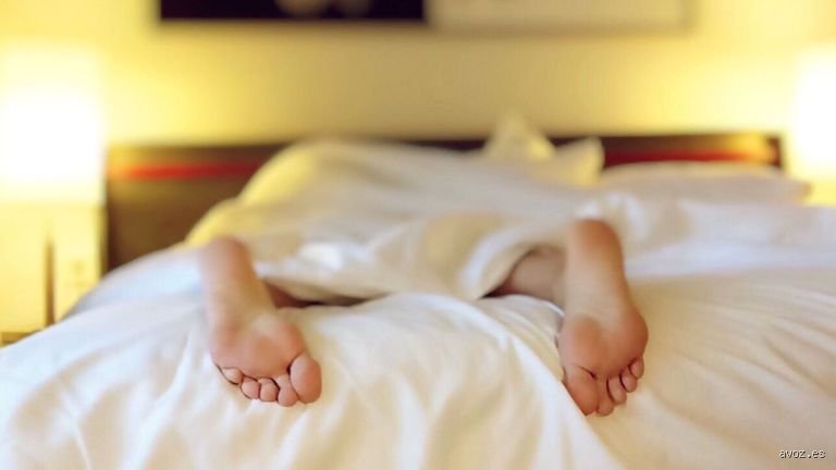 ¿Cómo acostarse para evitar un paro cardíaco? La posición que puede salvar tu vida