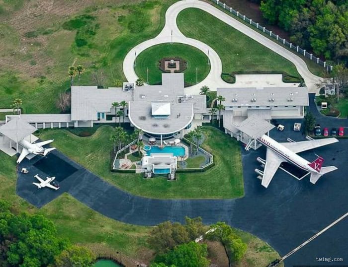 ¿Es John Travolta multimillonario? Radiografía financiera del icono que transformó el baile en un imperio de activos