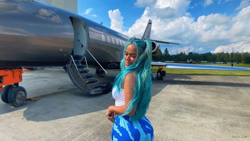 ¿Karol G tiene avión privado? La verdad detrás del lujo de la artista
