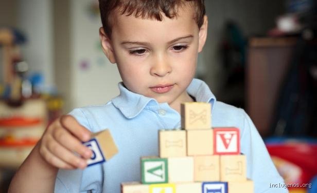 ¿Puede un niño autista mejorar con la edad? El laberinto de la neuroplasticidad y los mitos del desarrollo infantil