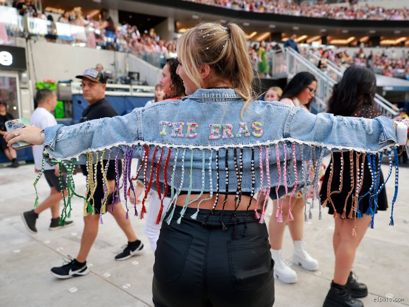 ¿Es mala idea ir vestida de vestido a un concierto? Guía definitiva para no arrepentirse entre la multitud