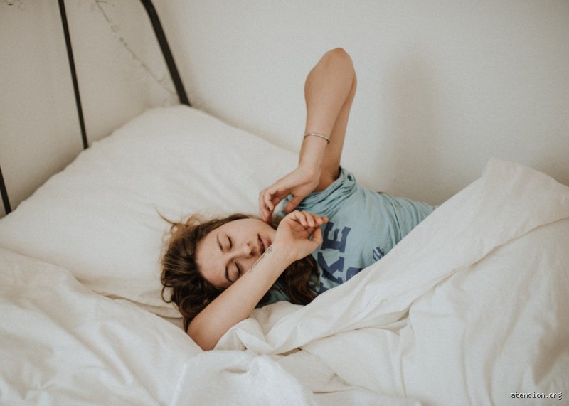 ¿Cómo dormir a una persona con TDAH? Guía neurocientífica para apagar un cerebro que nunca descansa