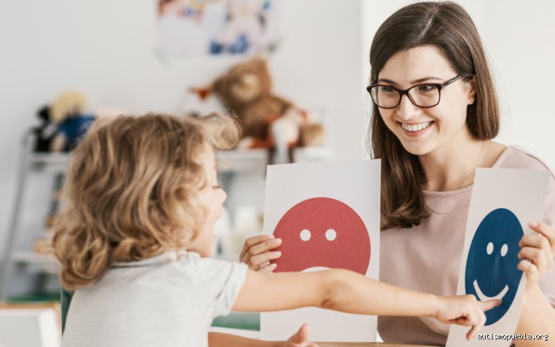 ¿Cómo te comunicas con una persona con autismo? Guía práctica para romper barreras invisibles