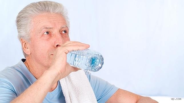 La paradoja de la hidratación: ¿Cuánta agua debe beber al día una persona con Parkinson para evitar complicaciones?
