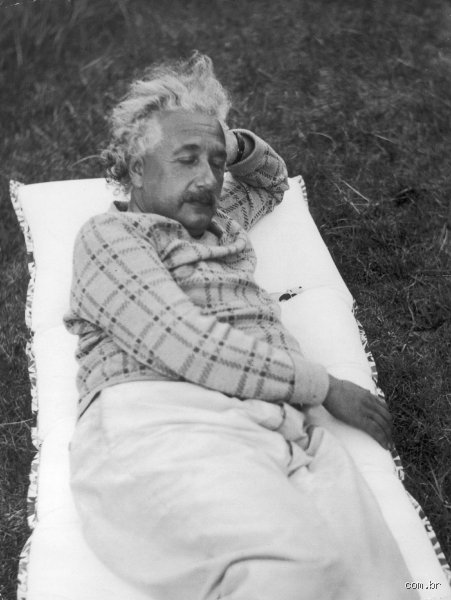 ¿Einstein dormía 4 horas? La verdad sobre el descanso del genio que revolucionó nuestra noción del tiempo