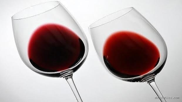 ¿El vino tinto es malo para la demencia? Realidades científicas frente al mito romántico de la copa diaria