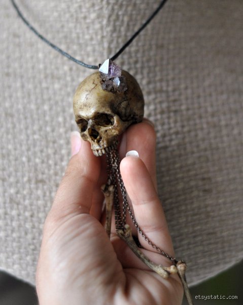 ¿Es legal fabricar joyas con huesos humanos? Guía completa sobre la normativa, ética y el mercado del arte óseo