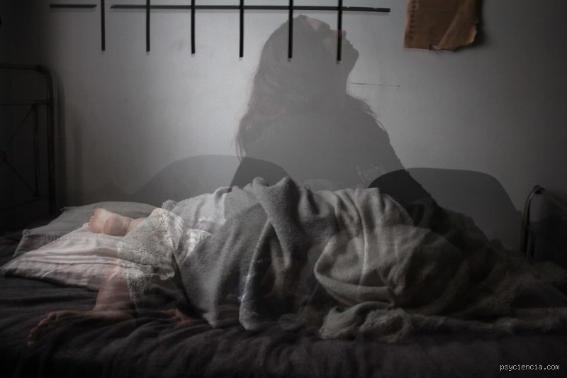 ¿Estar acostado en la cama despierto cuenta como dormir? El veredicto científico sobre el descanso pasivo frente al sueño real
