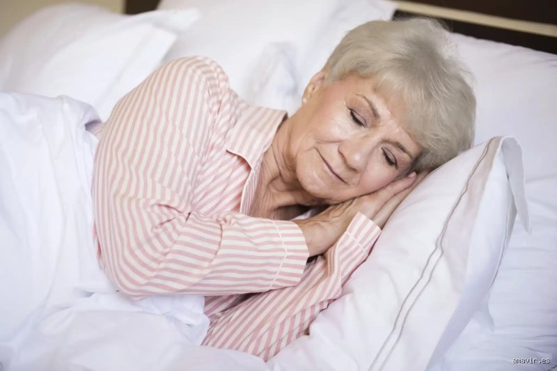 ¿Las personas de 80 años duermen mucho durante el día? La realidad médica tras el mito del anciano perezoso