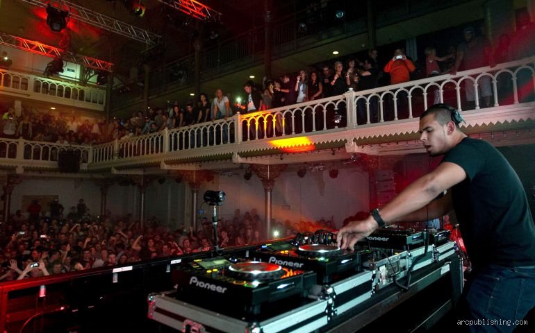 ¿Cuántos decibelios produce una discoteca? La cruda realidad sonora tras las puertas de los templos del ocio nocturno