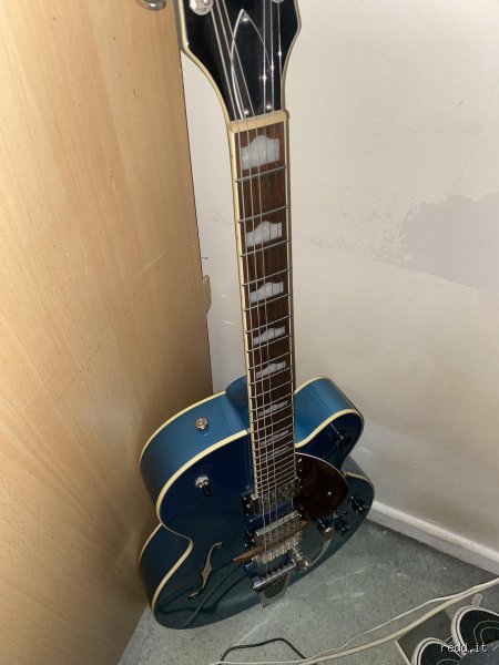 ¿Es mejor una guitarra semihueca que una hueca para tu estilo musical?