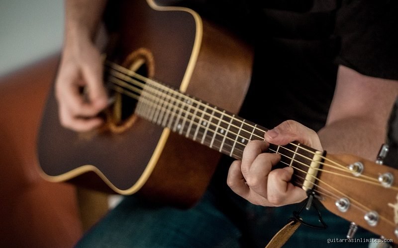 ¿Cómo se dice "yo puedo tocar guitarra" en español? La traducción que todos asumen, pero que no siempre es correcta