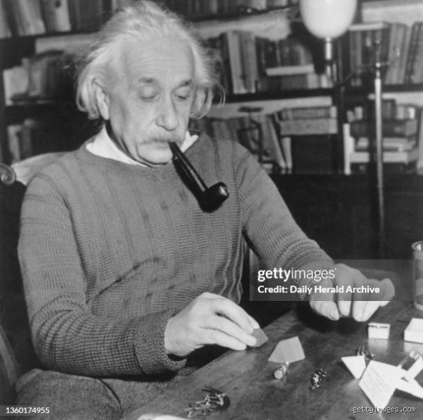 ¿Realmente Albert Einstein fumaba o es solo una construcción romántica del genio distraído y su pipa?