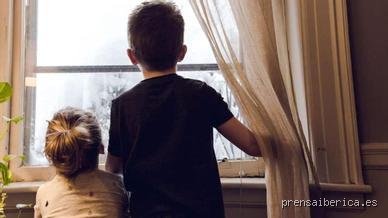 ¿Cuáles son las consecuencias legales de dejar a un niño solo en casa y hasta qué punto se arriesga la patria potestad?