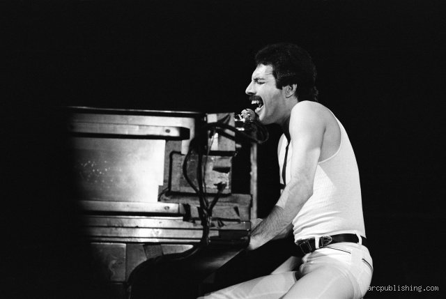 ¿Realmente Freddie Mercury toca el piano o fue solo un accesorio escénico para el líder de Queen?