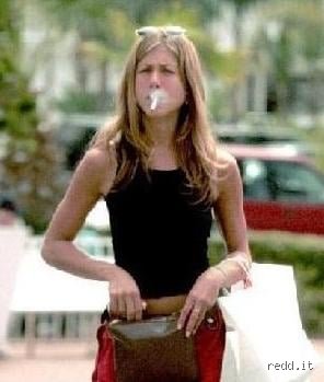 ¿Fuma Jennifer Aniston en la actualidad? Descifrando los mitos y realidades tras el icónico estilo de vida de la eterna Rachel