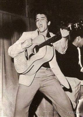¿Se consideraba a Elvis un buen guitarrista? Desmontando el mito del adorno frente al talento real