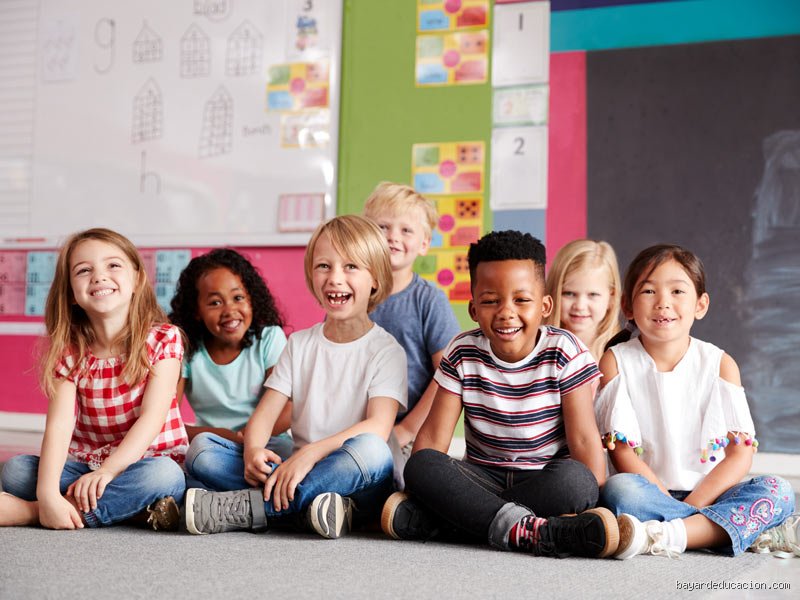 ¿Se puede decir niños y niñas en la escuela? El debate lingüístico que divide las aulas y los claustros