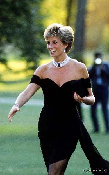 De uniforme de luto a icono global: ¿Cuál es la historia detrás del vestidito negro que revolucionó el armario femenino?