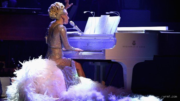 ¿De verdad Gaga toca el piano? Desmontamos el mito detrás de la artista que desafió al pop convencional