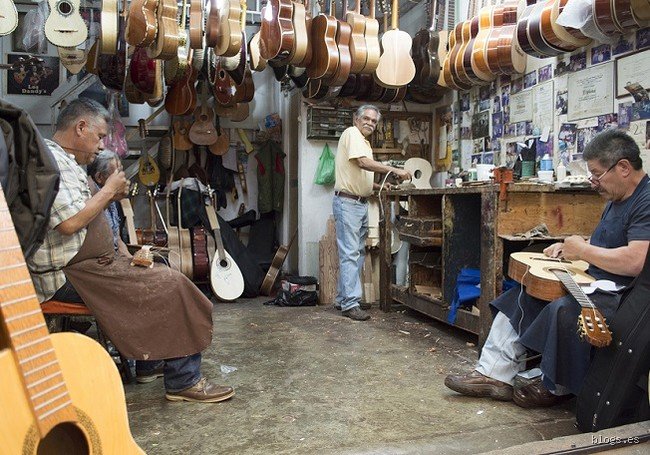 ¿Dónde se fabrican las mejores guitarras? El mapa definitivo del tono, la madera y la mística artesanal