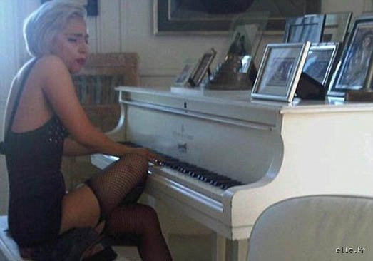 ¿Lady Gaga toca realmente el piano? Desmitificando el virtuosismo de Stefani Germanotta tras el brillo del pop
