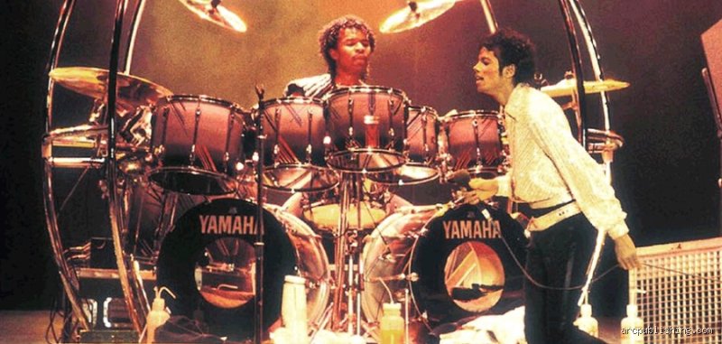 La verdad rítmica tras el mito: ¿Puede Michael Jackson tocar la batería con la maestría de un sesionista profesional?