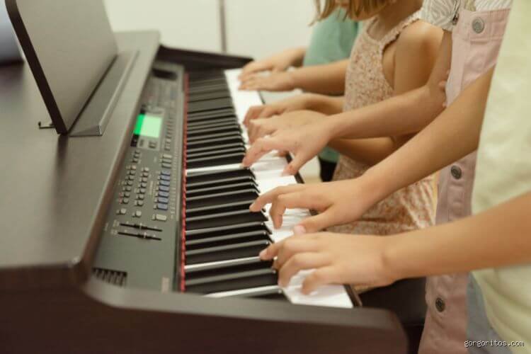 ¿Tocar el piano significado? Descubre el peso emocional y la ciencia detras de las 88 teclas