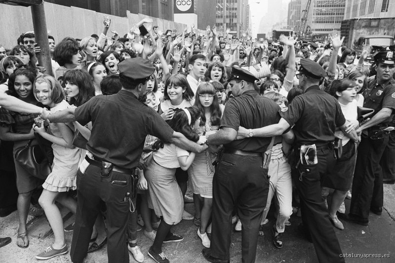 ¿Las chicas se orinaban encima en los conciertos de los Beatles? Desmontando el mito de la histeria colectiva