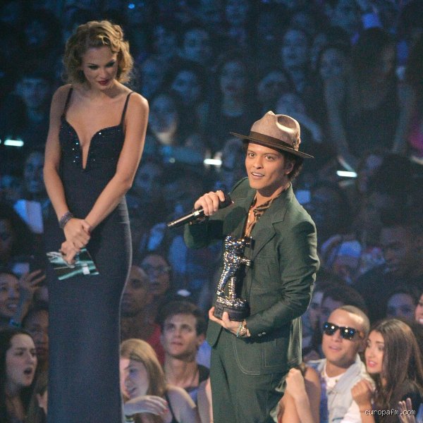 ¿Cuál es la altura exacta de Bruno Mars? El enigma del metro ochenta que nunca existió