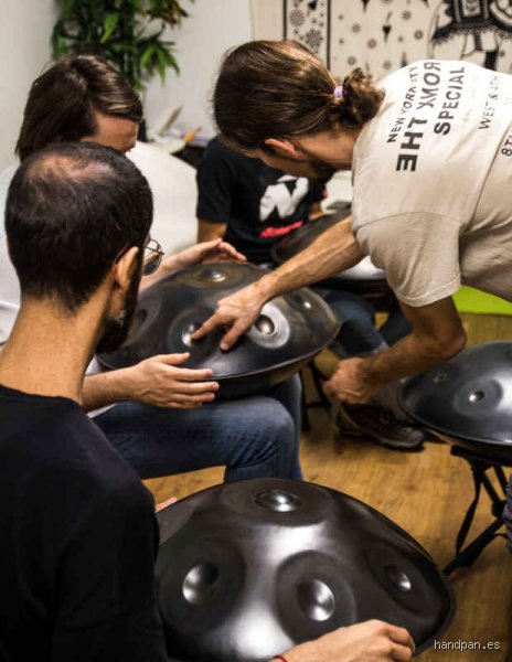 ¿Es difícil tocar el handpan? La verdad sobre el instrumento que parece caído del espacio exterior