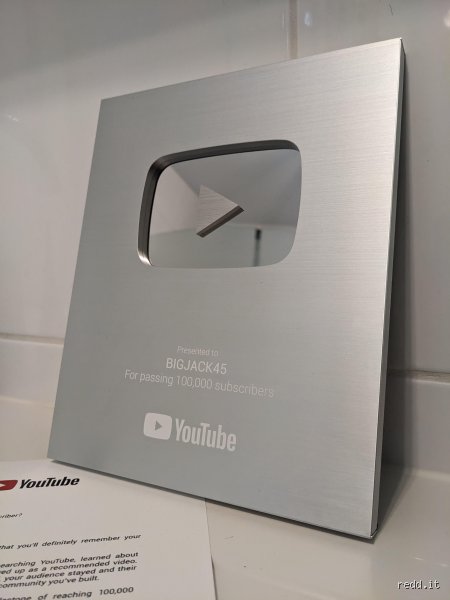 ¿Cuánto tiempo se tarda en conseguir la placa de 100.000 suscriptores en YouTube de forma real?