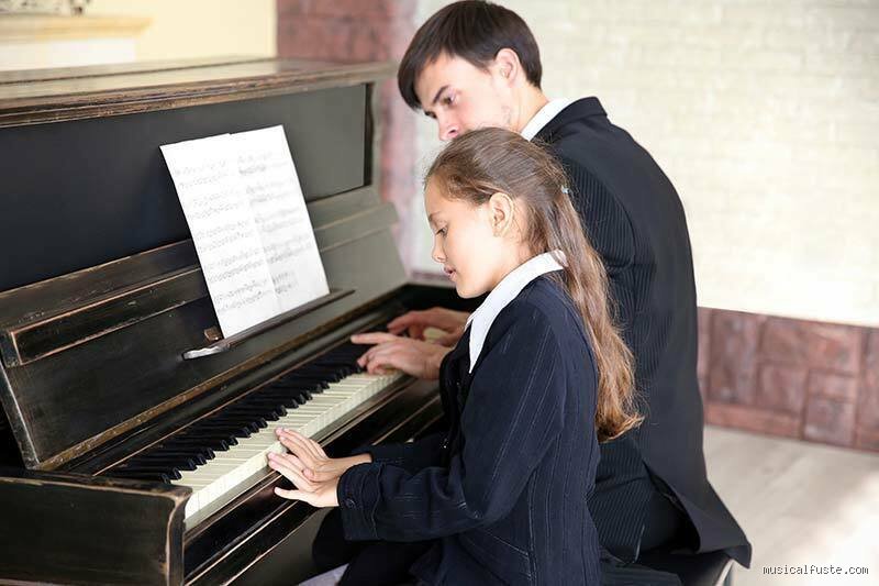 ¿Cuánto tiempo tarda una persona en aprender piano? La realidad sin filtros sobre el dominio del teclado