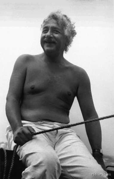 El humo de la relatividad: ¿Era Einstein adicto a la nicotina o un simple amante del ritual de la pipa?