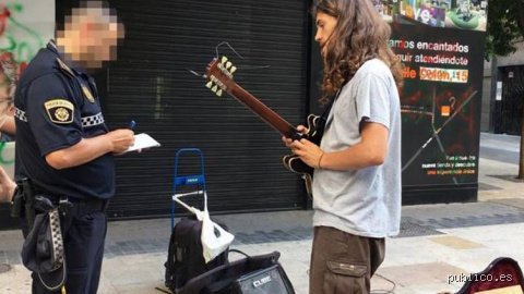 ¿Es ilegal tocar la guitarra en la calle? Todo lo que necesitas saber para no terminar con una multa