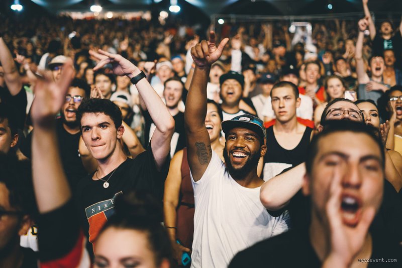 ¿Es normal llevar un vestido a un concierto? La guía definitiva sobre etiqueta, comodidad y estilo en la pista