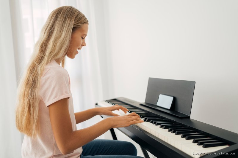 ¿Es realmente posible aprender a tocar el piano por cuenta propia con un teclado sin morir en el intento?
