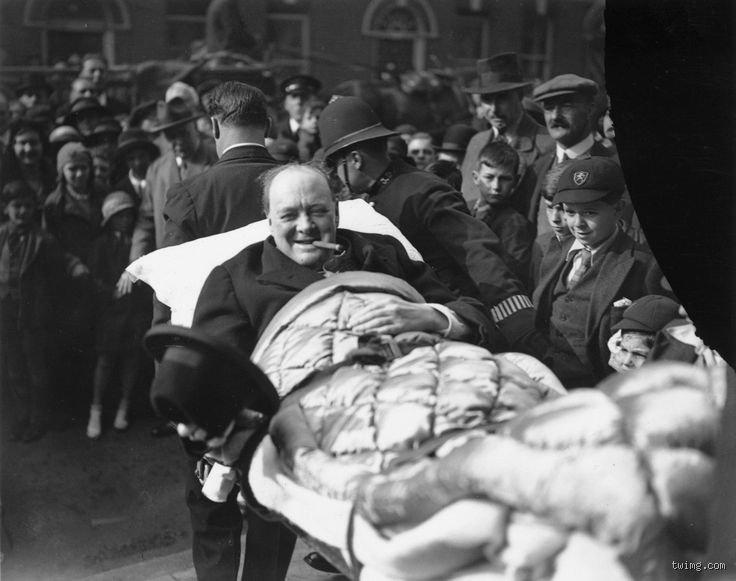 ¿Trabajaba Winston Churchill desde la cama? El mito del despacho entre sábanas y la cruda realidad del poder británico