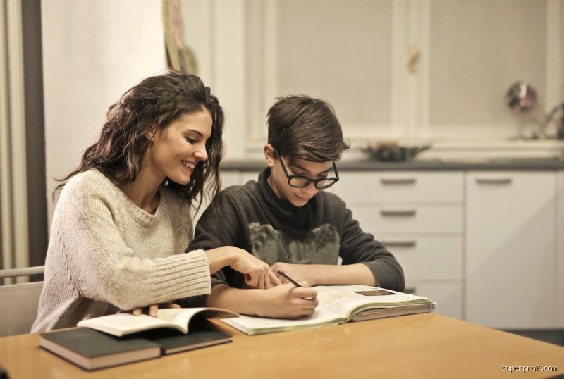 ¿Un profesor puede dar clases particulares a sus alumnos? El dilema ético y legal que divide a la comunidad educativa