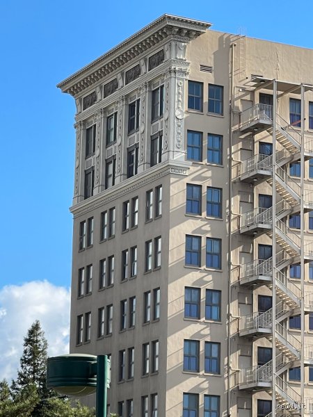¿Cómo se llama la parte superior de un edificio? Descifrando el lenguaje oculto entre el cielo y el hormigón