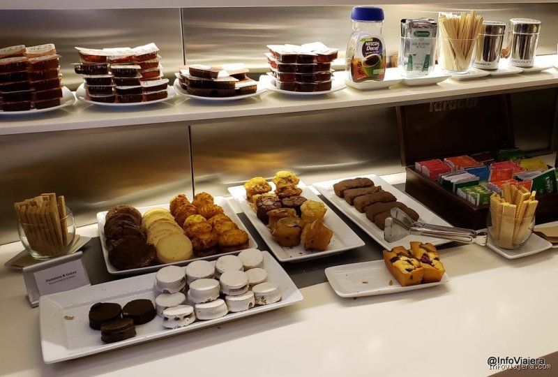 ¿Se paga la comida en la sala VIP? Todo lo que nadie te cuenta sobre el buffet libre en los aeropuertos