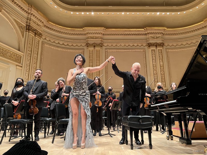 ¿Cuántas horas al día practica Yuja Wang?