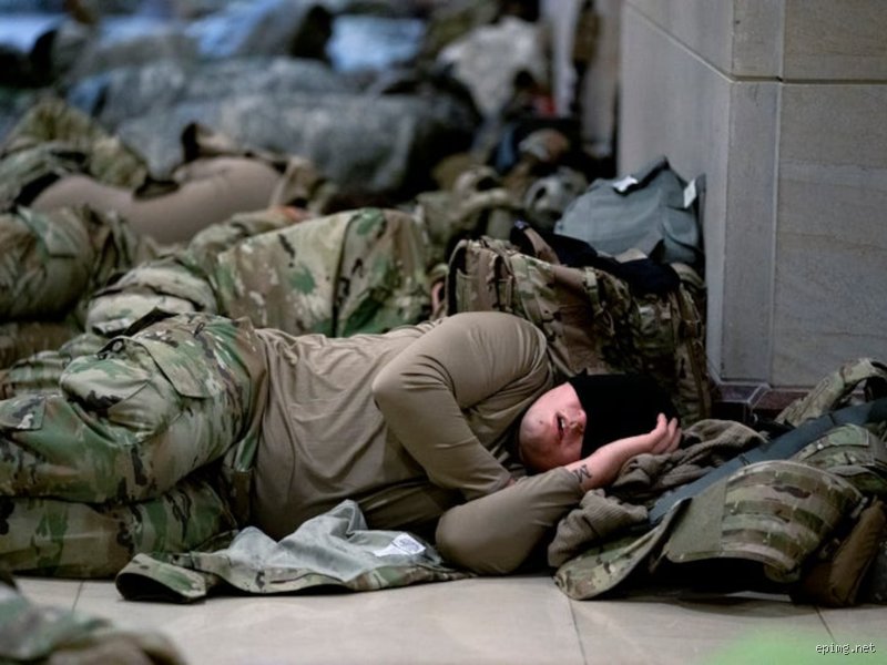 ¿Cómo se quedan dormidos los militares en medio del caos?